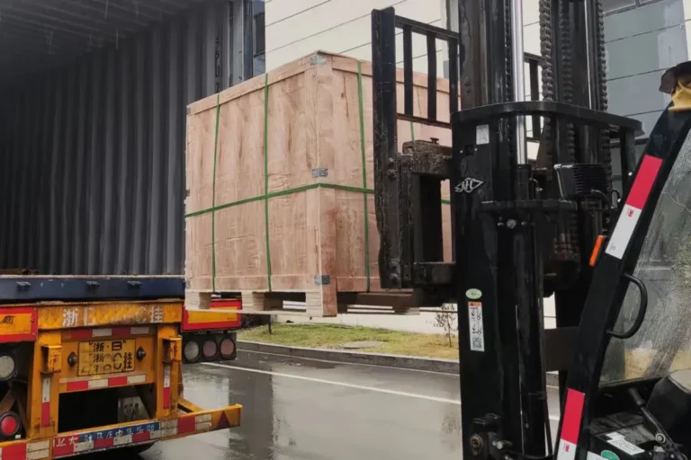 Haoyu auto parts in Wooden box loading to cotainer